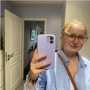 Professeur particulier donne des cours d’anglais à des lycéens qui préparent leur bac